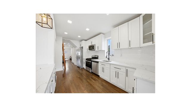 916 CLARENCE Avenue, New York City, NY 10465