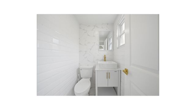 916 CLARENCE Avenue, New York City, NY 10465