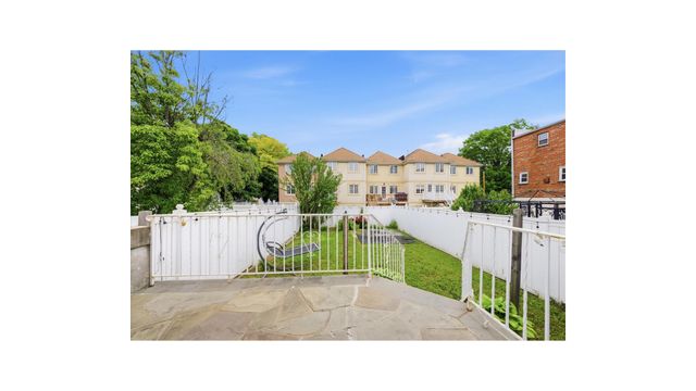 916 CLARENCE Avenue, New York City, NY 10465