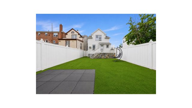 916 CLARENCE Avenue, New York City, NY 10465
