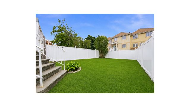 916 CLARENCE Avenue, New York City, NY 10465