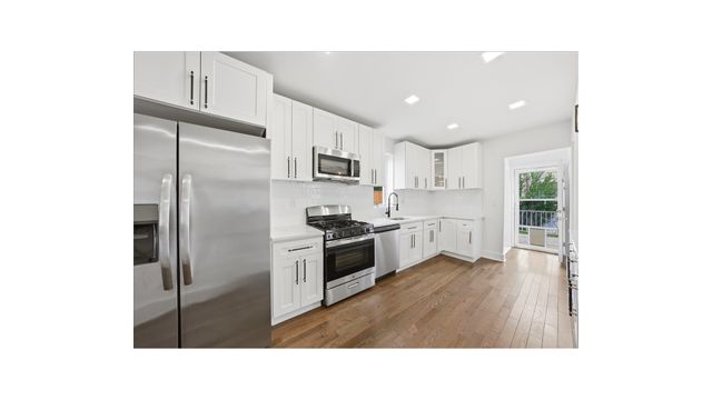916 CLARENCE Avenue, New York City, NY 10465
