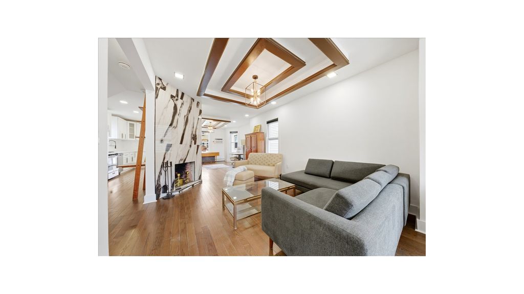 916 CLARENCE Avenue, New York City, NY 10465