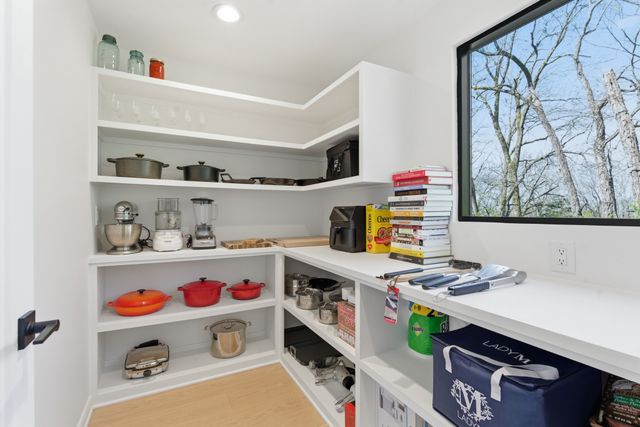 1805 Stonehaven Ct, Nashville, TN 37215