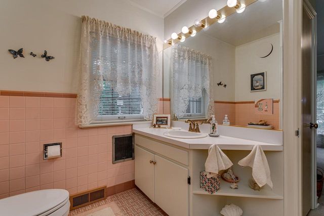 1520 OAKCREST COURT, Appleton, WI 54914
