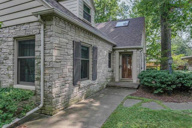 1520 OAKCREST COURT, Appleton, WI 54914