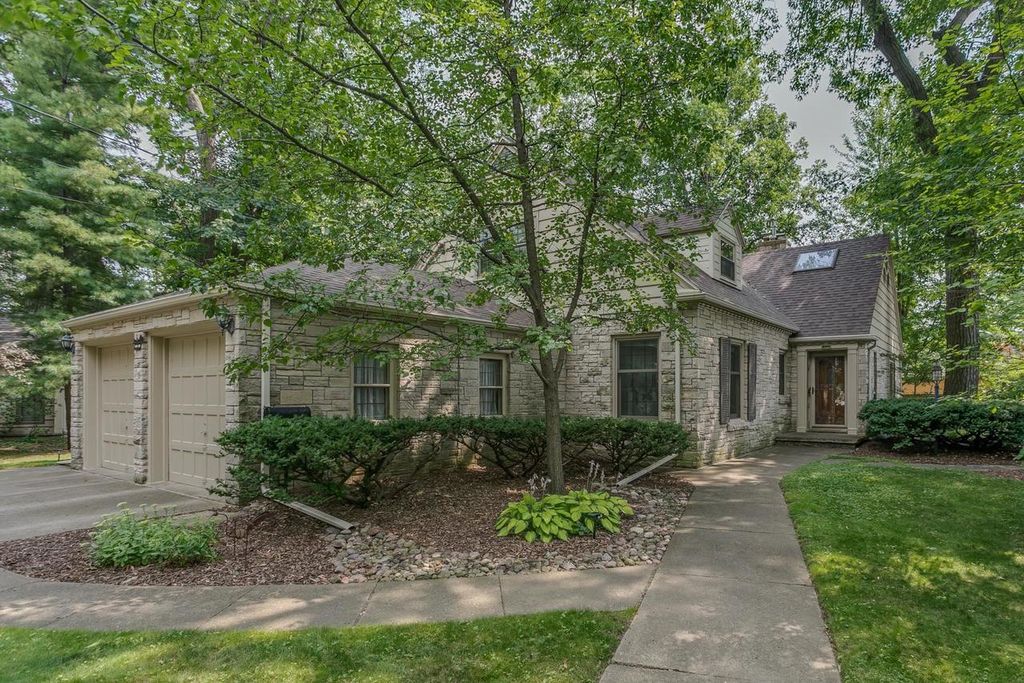 1520 OAKCREST COURT, Appleton, WI 54914