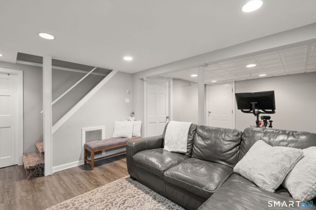 12 Orchard Court, Hamden, CT 06517