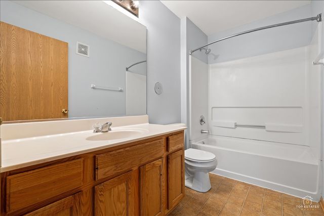 1515 Silverstone Drive 1515, Carpentersville, IL 60110