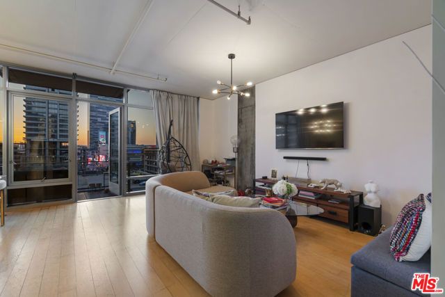 1100 S Hope Street 814, Los Angeles, CA 90015