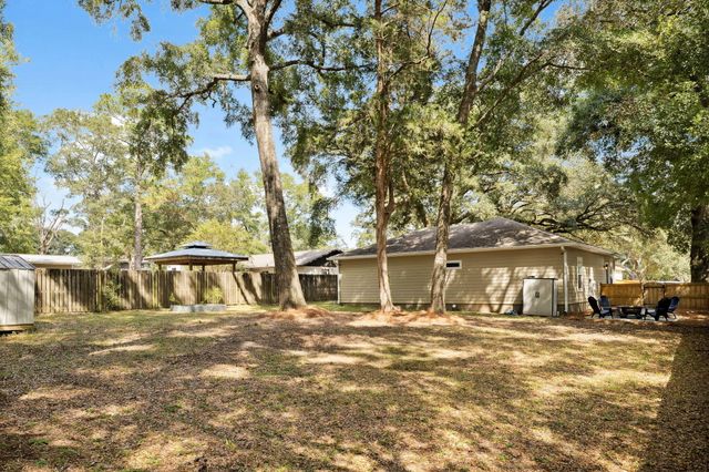 82 Live Oak Street, Freeport, FL 32439