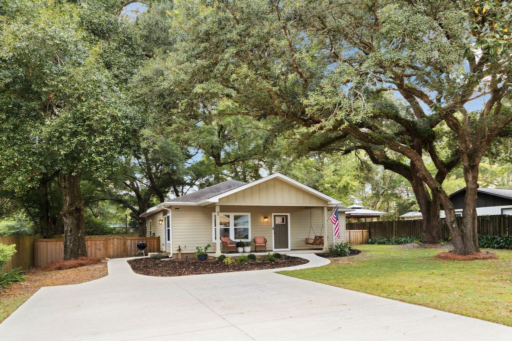 82 Live Oak Street, Freeport, FL 32439