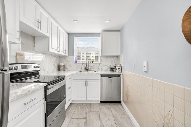 2731 NE 14th Street Causeway 430, Pompano Beach, FL 33062