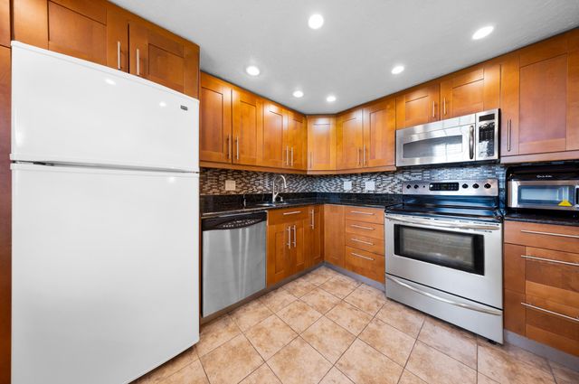 575 Oaks Lane 1009, Pompano Beach, FL 33069