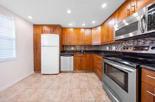 575 Oaks Lane 1009, Pompano Beach, FL 33069