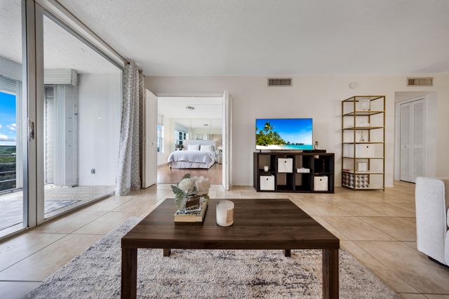 575 Oaks Lane 1009, Pompano Beach, FL 33069