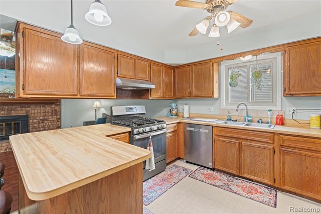 36765 Melbourne Drive, Sterling Heights, MI 48312