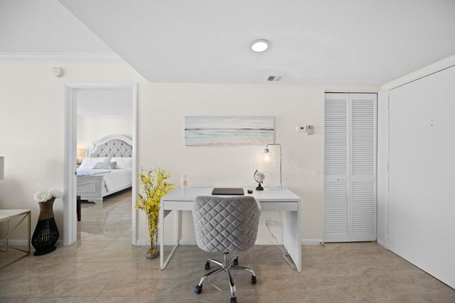 2425 Presidential Way Ph2, West Palm Beach, FL 33401