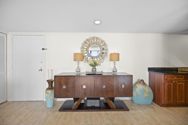 2425 Presidential Way Ph2, West Palm Beach, FL 33401