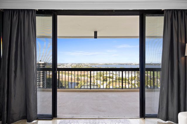 2425 Presidential Way Ph2, West Palm Beach, FL 33401