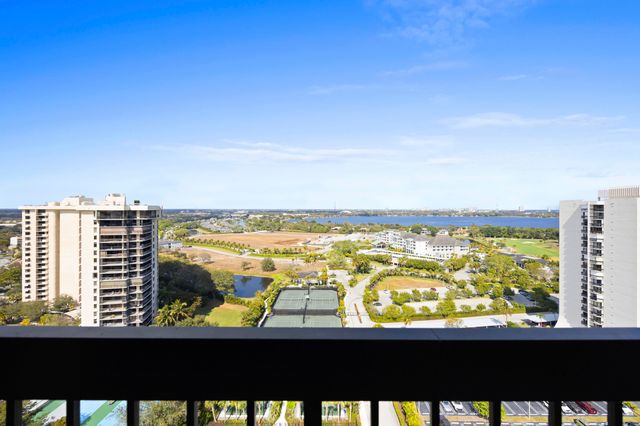 2425 Presidential Way Ph2, West Palm Beach, FL 33401