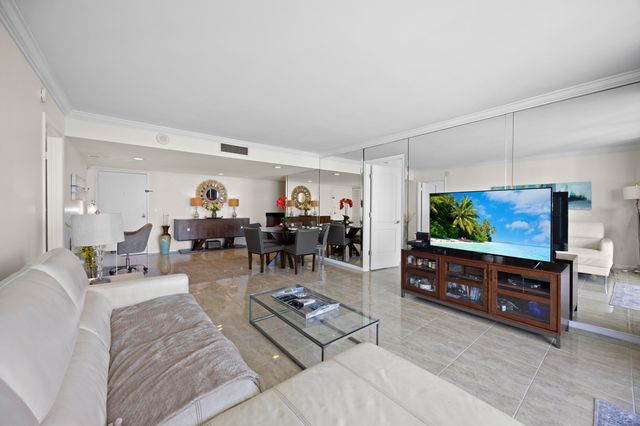 2425 Presidential Way Ph2, West Palm Beach, FL 33401