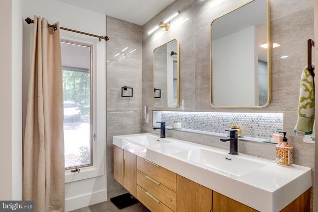 10236 LAWYERS RD, Vienna, VA 22181