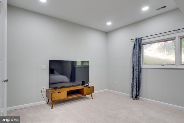 10236 LAWYERS RD, Vienna, VA 22181