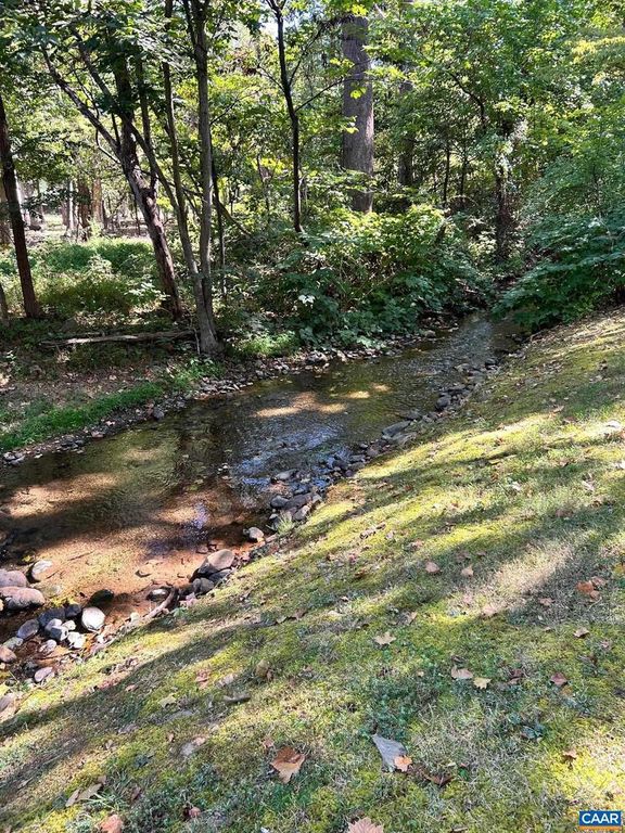 11 BELLFLOWER LN, Nellysford, VA 22958