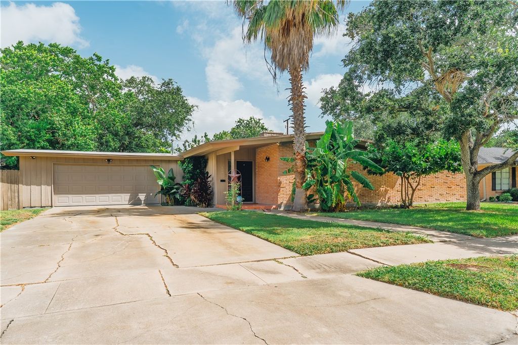 606 Dolphin Pl, Corpus Christi, TX 78411 — exterior