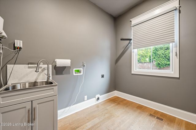 310 Kirkwood Glen Cir, Louisville, KY 40207