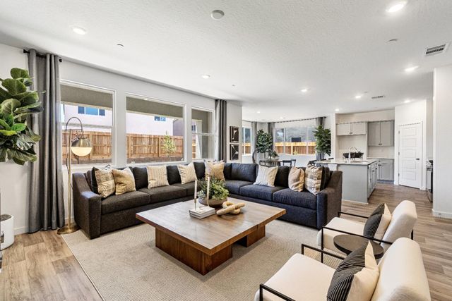 976 Deerhorn Drive W, Madera, CA 93636