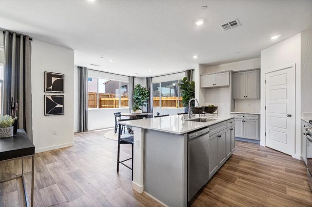 976 Deerhorn Drive W, Madera, CA 93636