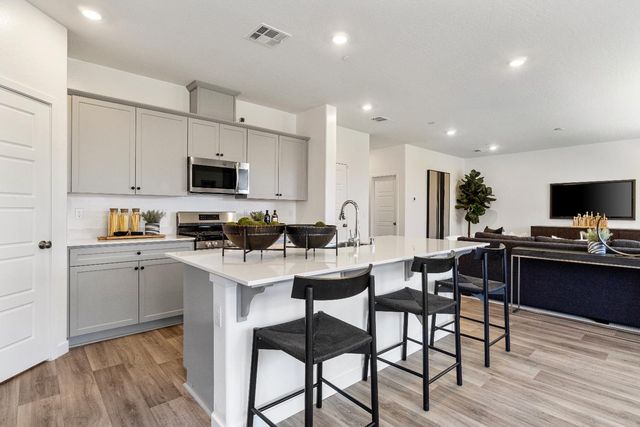 976 Deerhorn Drive W, Madera, CA 93636