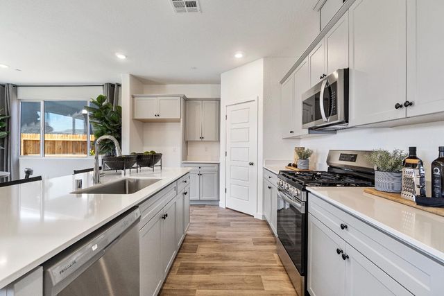 976 Deerhorn Drive W, Madera, CA 93636