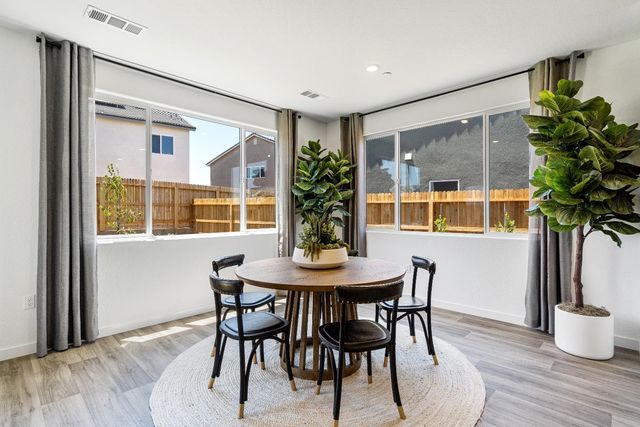 976 Deerhorn Drive W, Madera, CA 93636