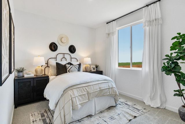 976 Deerhorn Drive W, Madera, CA 93636