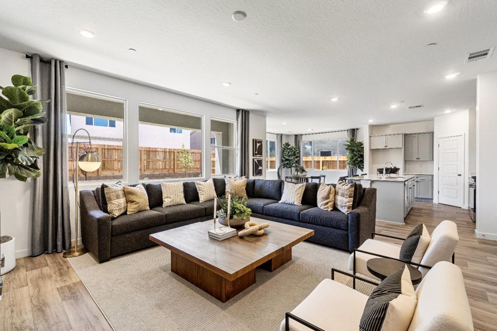 Image 11 of property listing at 976 Deerhorn Drive W, Madera, CA 93636