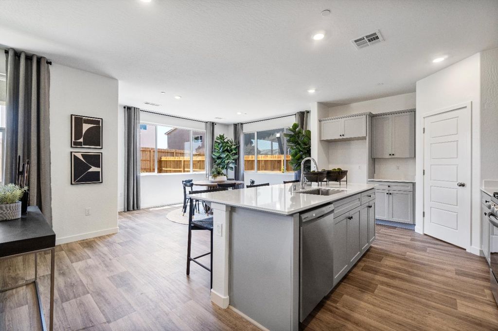 Image 13 of property listing at 976 Deerhorn Drive W, Madera, CA 93636