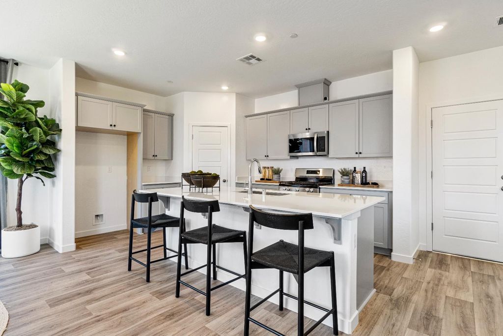 Image 15 of property listing at 976 Deerhorn Drive W, Madera, CA 93636