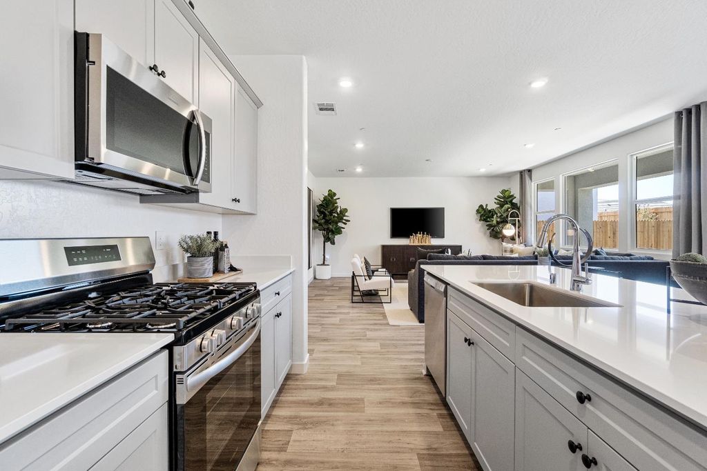 Image 18 of property listing at 976 Deerhorn Drive W, Madera, CA 93636