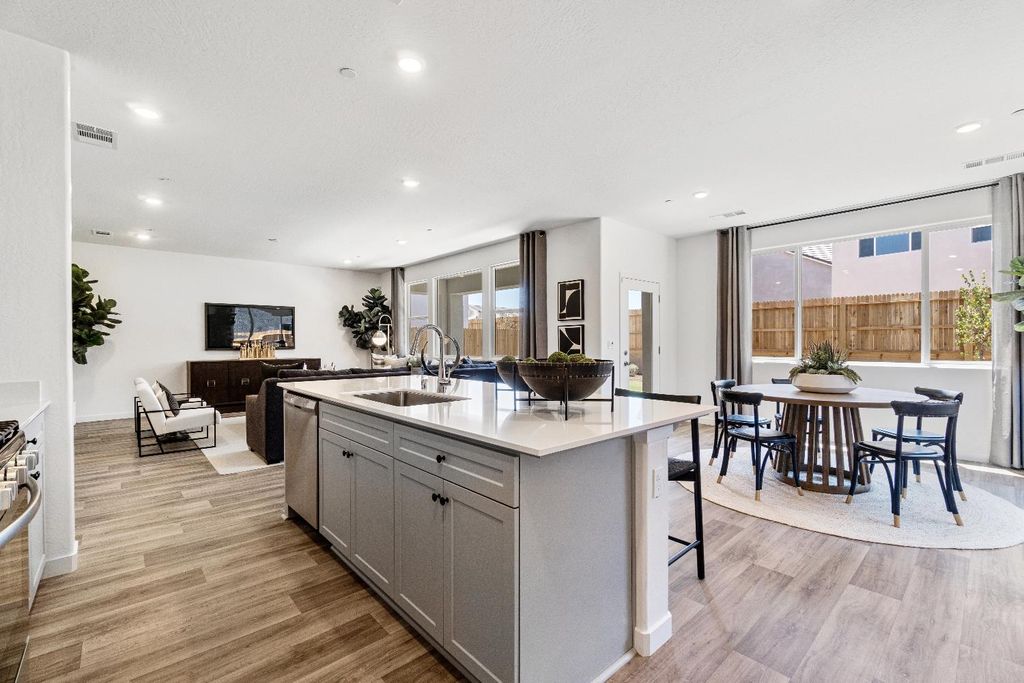 Image 19 of property listing at 976 Deerhorn Drive W, Madera, CA 93636