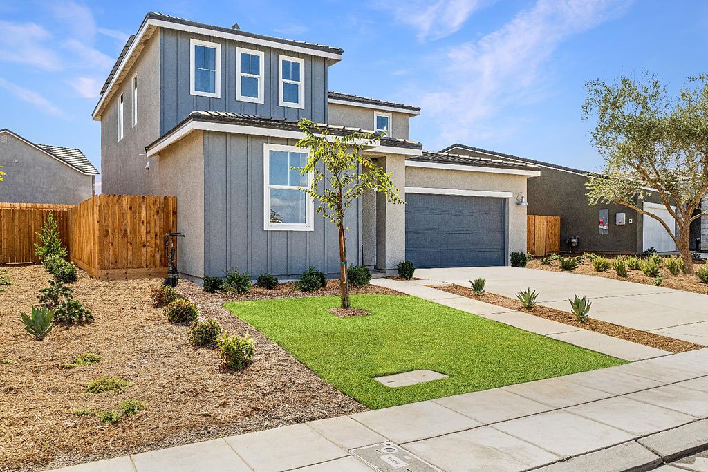 Image 2 of property listing at 976 Deerhorn Drive W, Madera, CA 93636