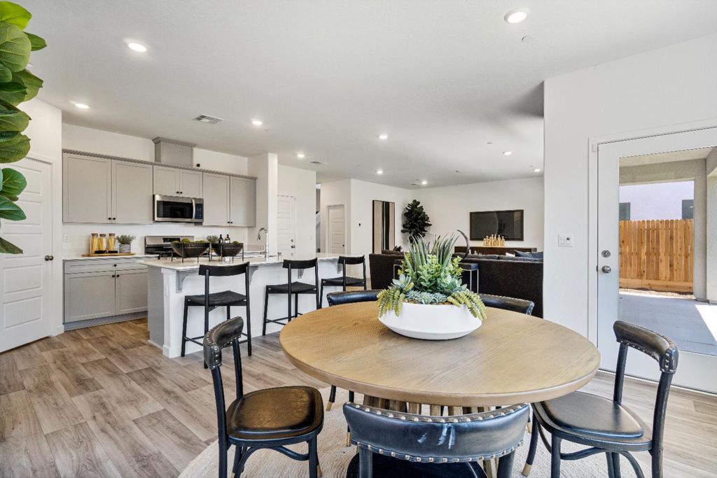 Image 21 of property listing at 976 Deerhorn Drive W, Madera, CA 93636