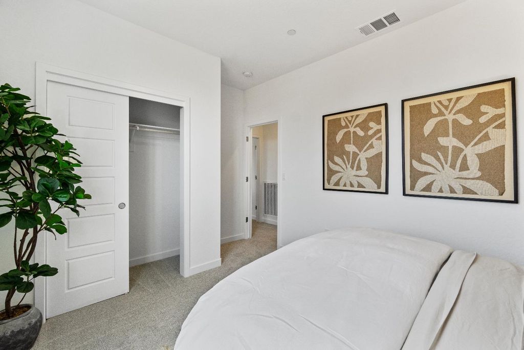 Image 23 of property listing at 976 Deerhorn Drive W, Madera, CA 93636