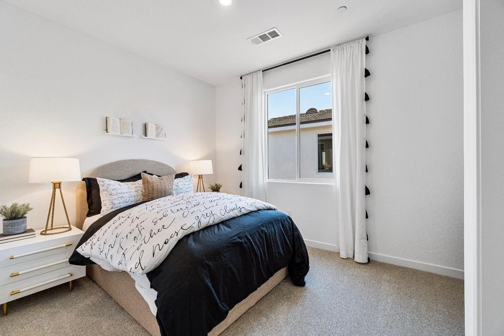 Image 24 of property listing at 976 Deerhorn Drive W, Madera, CA 93636