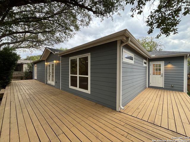 127 Larchmont Drive, San Antonio, TX 78209