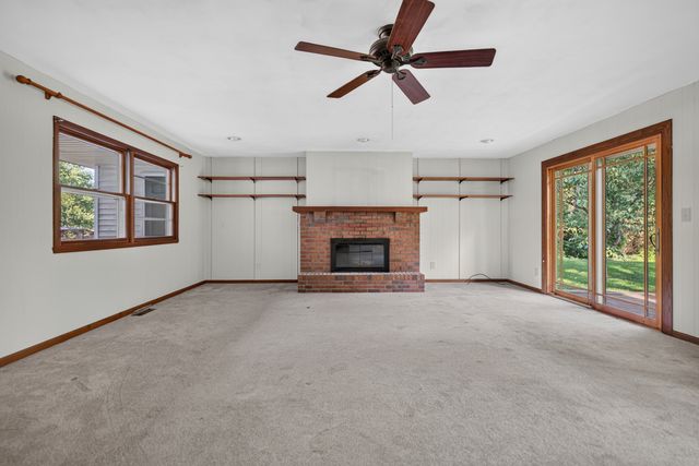 5555 ROANOKE Road, Rockford, IL 61107