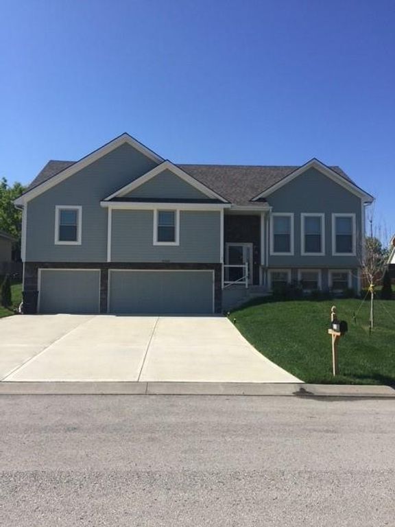 3808 SW McDanial Avenue, Blue Springs, MO 64015
