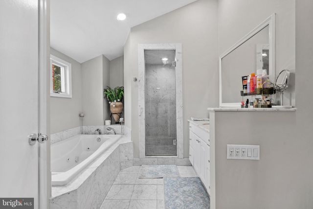 1 DEVONSHIRE CT, Mount Laurel, NJ 08054